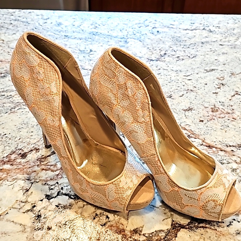 Women's Shi beige w/lace overlay heels